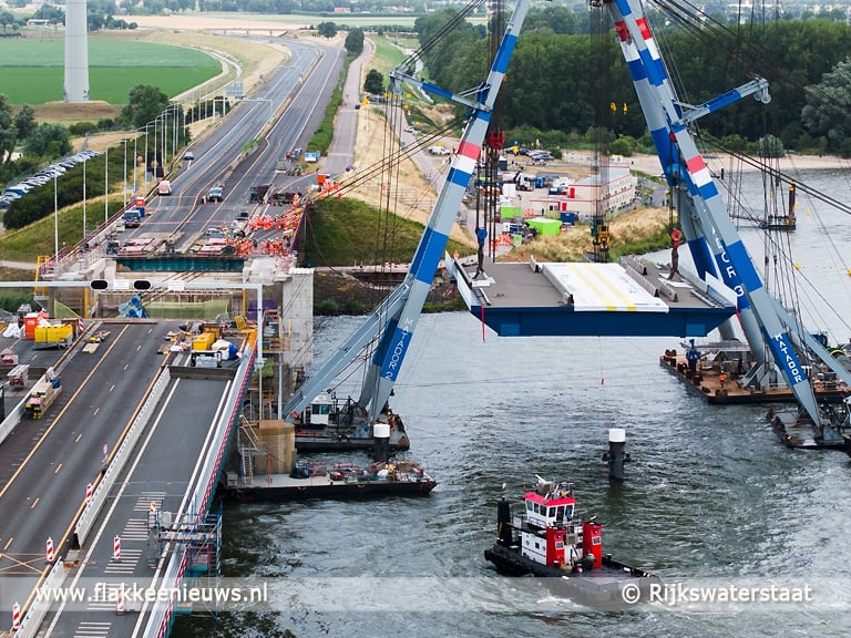 Nieuwe brugklep Haringvlietbrug succesvol ingehesen