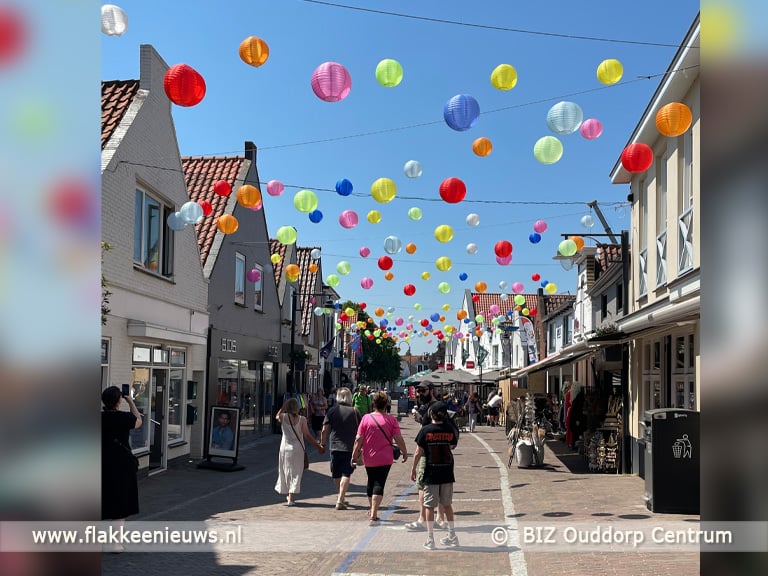 Pilotproject in Ouddorp Centrum: hanging baskets en vrolijke lampionnen