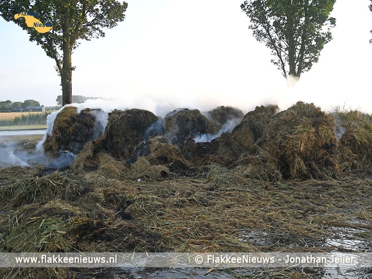 Wegafsluiting door stapel hooibalen in brand
