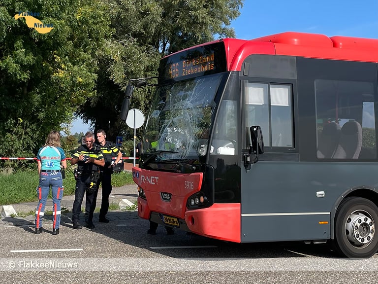 Fietser overleden na botsing met lijndienstbus