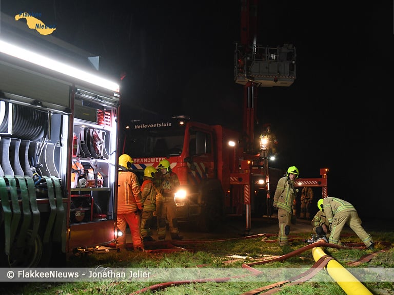 Grote brand met hooibalen aan de Kadeweg in Middelharnis