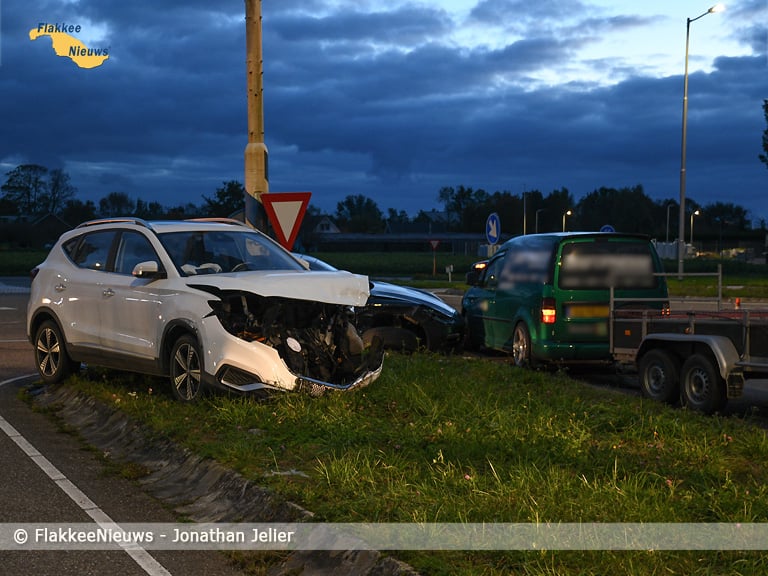 Flinke schade bij aanrijding N215 Sommelsdijk