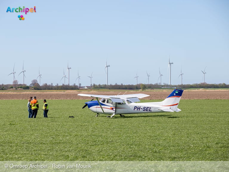 Sportvliegtuig maakt noodlanding in weiland