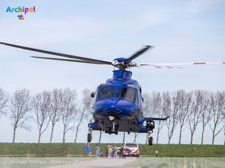 Sportvliegtuig maakt noodlanding in weiland