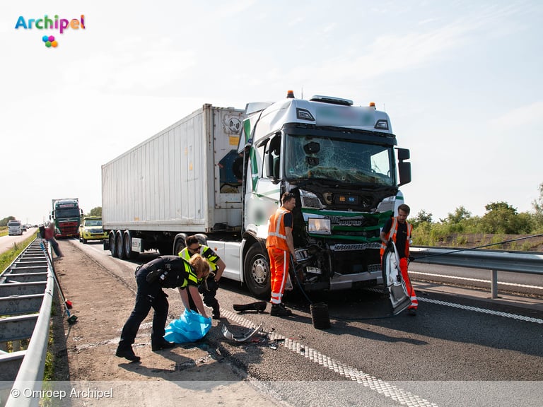 Twee vrachtwagens botsen op N59 bij Hellegatsplein