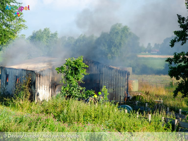 Schuurbrand in polder tussen Dirksland en Sommelsdijk