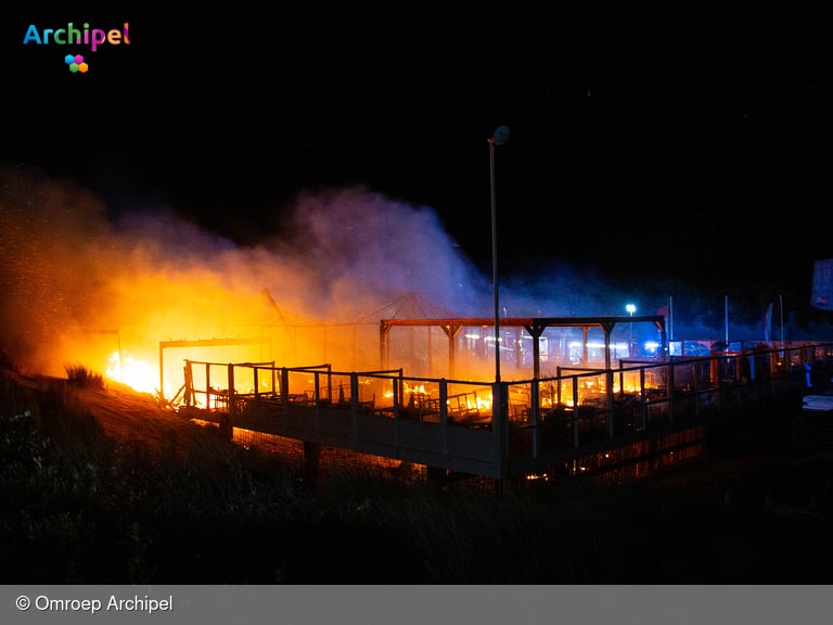 Grote brand verwoest strandpaviljoen in Ouddorp