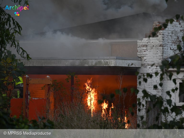 Brand in voormalig schoolgebouw in Sommelsdijk