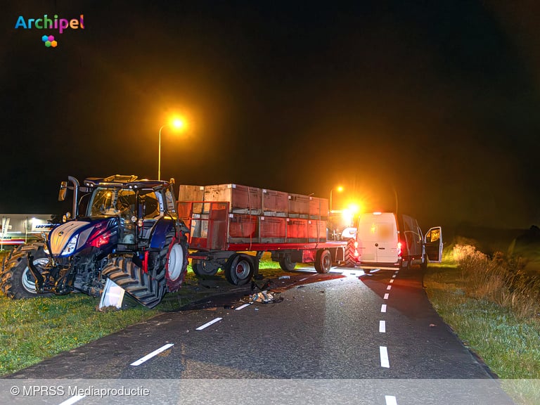 Flinke ravage door botsing tussen bestelbus en tractor