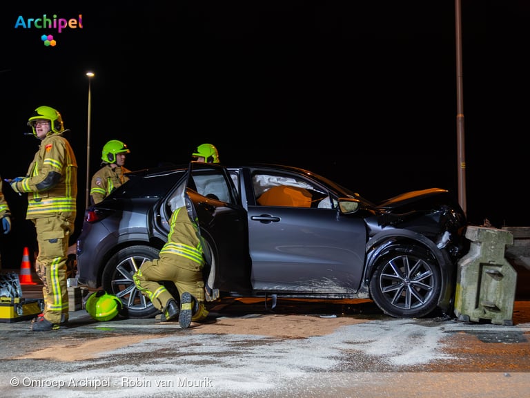 Frontale botsing tegen betonblokken op N215 bij wegwerkzaamheden
