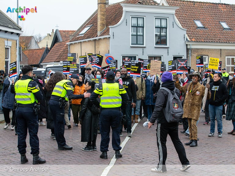 Sinterklaas veilig aangekomen in Middelharnis te midden van bijzondere sfeer