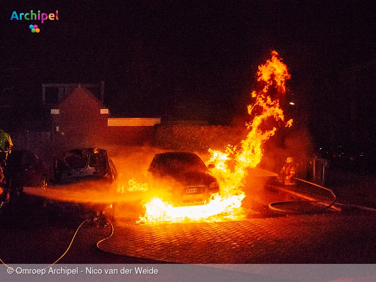 Autobrand in Sommelsdijk verwoest twee voertuigen
