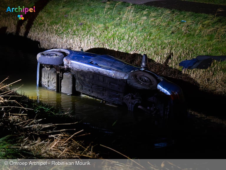 Auto raakt te water, bestuurder gewond naar ziekenhuis