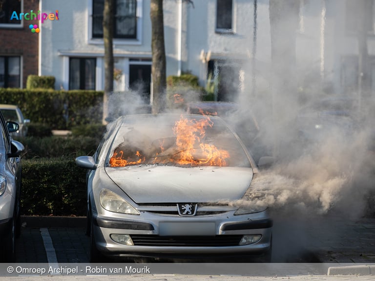 Brand verwoest auto op parkeerplaats