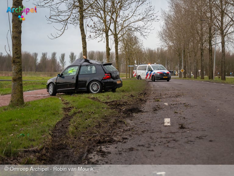 Automobilist zwaargewond na botsing tegen boom