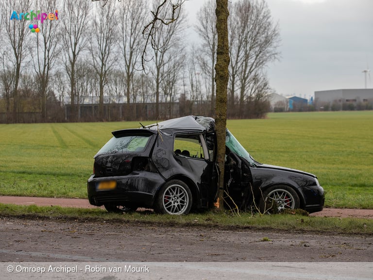 Automobilist zwaargewond na botsing tegen boom