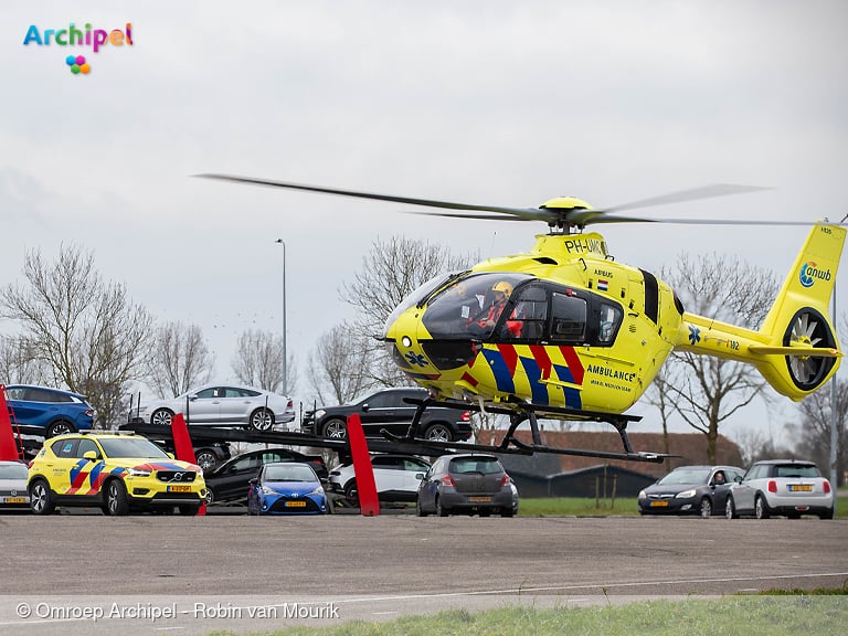 Automobilist zwaargewond na botsing tegen boom