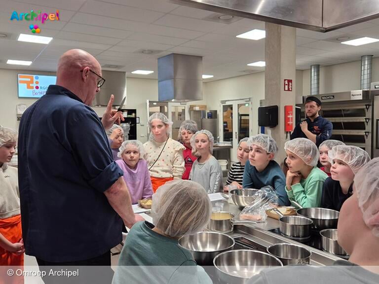 Jonge chefs in de dop: basisschoolleerlingen koken in professionele keuken