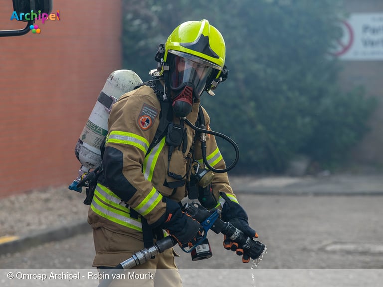 Overkapping in brand door bankstel