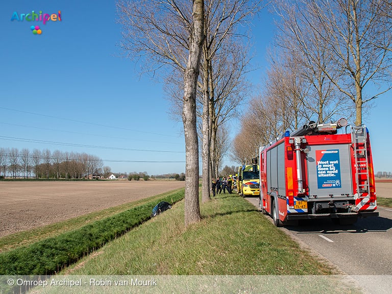 Automobilist raakt van de weg en belandt in sloot