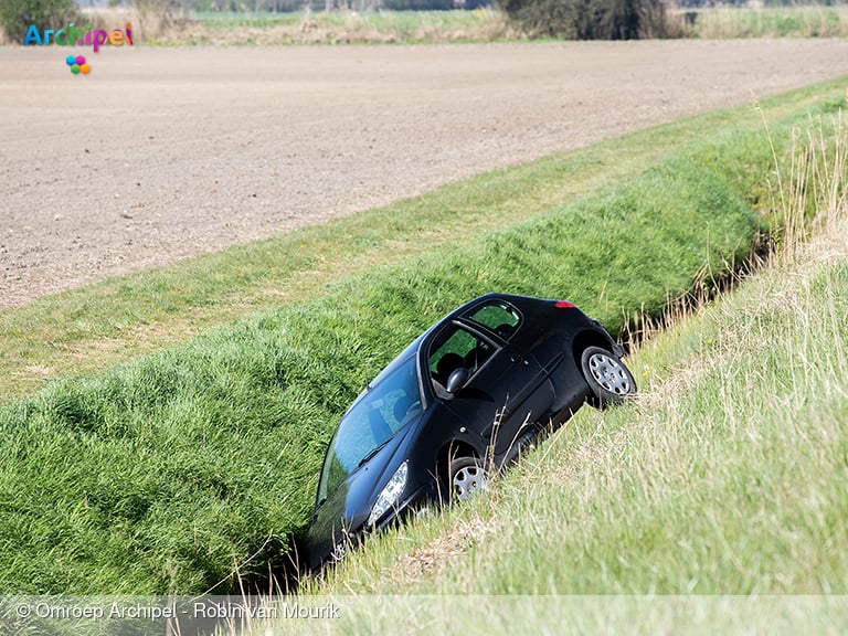 Automobilist raakt van de weg en belandt in sloot