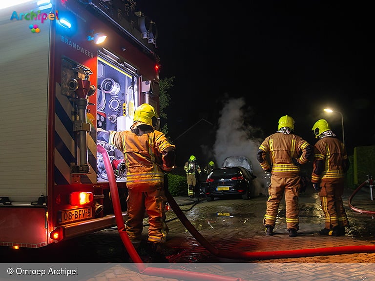 Brandweer rukt 's nachts uit voor autobrand