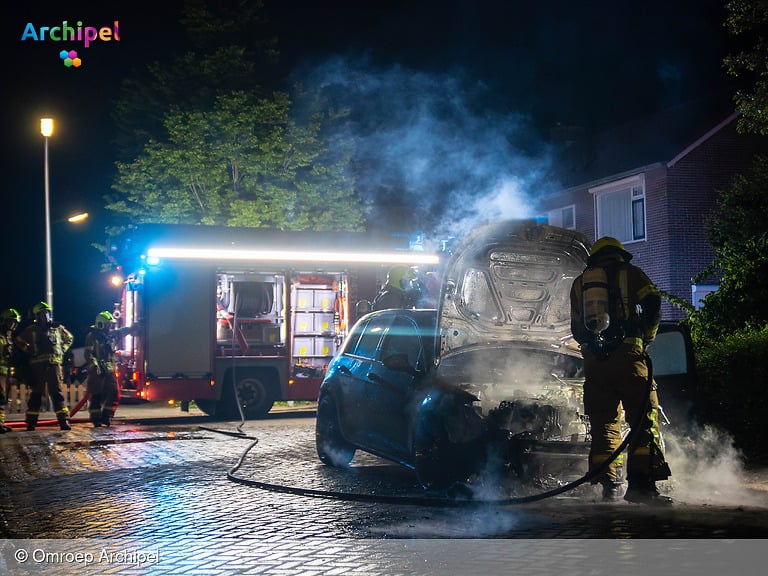 Brandweer rukt 's nachts uit voor autobrand