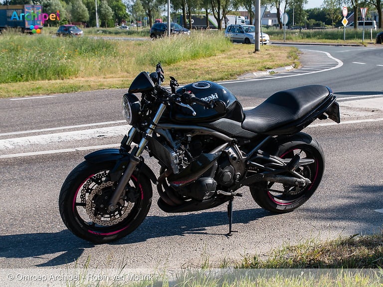 Motorrijder gewond na val bij rotonde