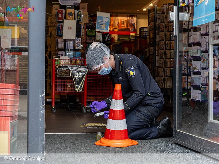 Gemaskerde man pleegt gewapende overval op winkel