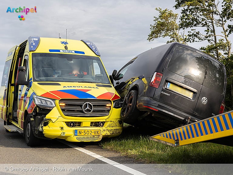 Ambulance botst op bestelwagen op de N215