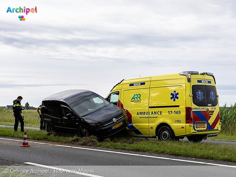 Ambulance botst op bestelwagen op de N215