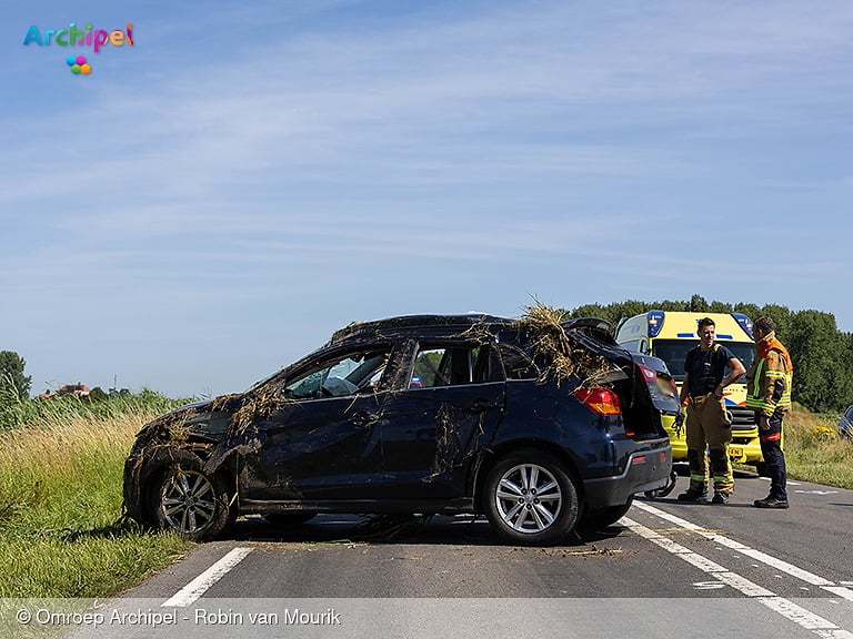 Automobilist en hondje raken van de weg op de N215