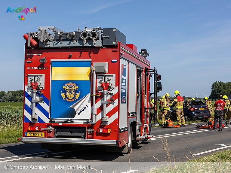 Automobilist en hondje raken van de weg op de N215