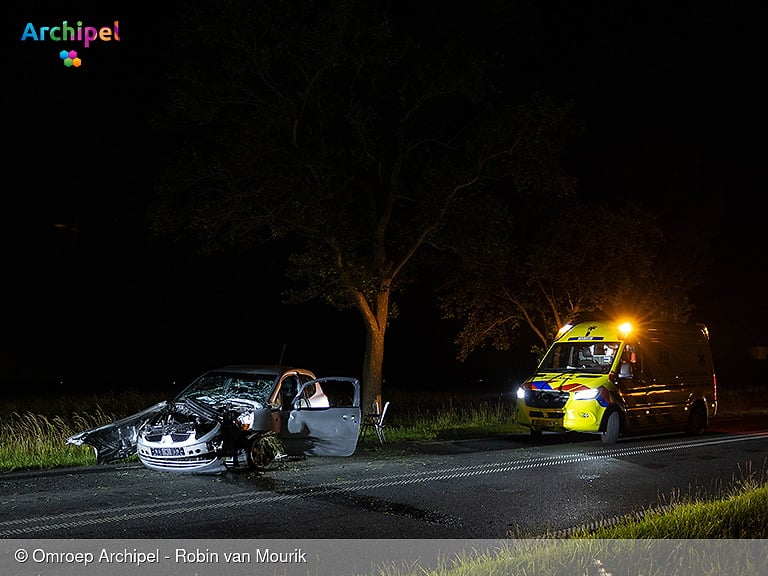Auto tegen boom: meerdere gewonden