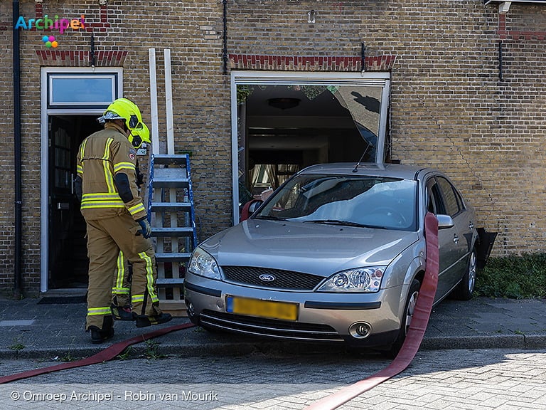 Automobilist rijdt eigen gevel aan puin