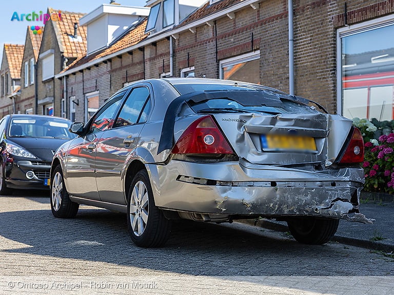 Automobilist rijdt eigen gevel aan puin