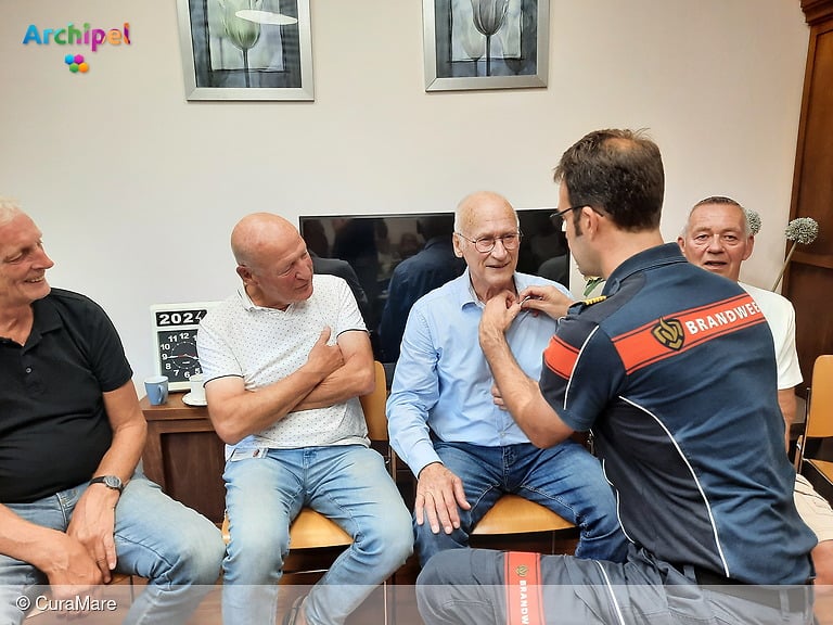 Oud-brandweerman Wim van der Graaff ontvangt veteranenspeld