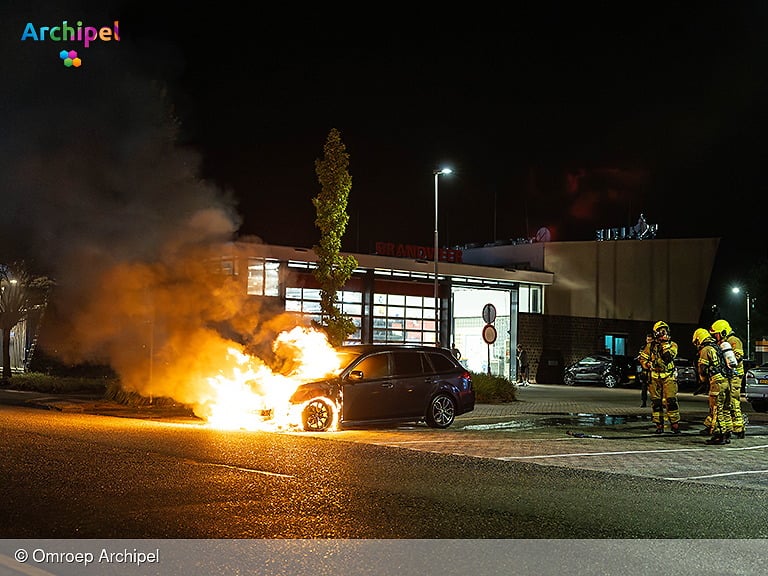 Auto uitgebrand tegenover brandweerkazerne