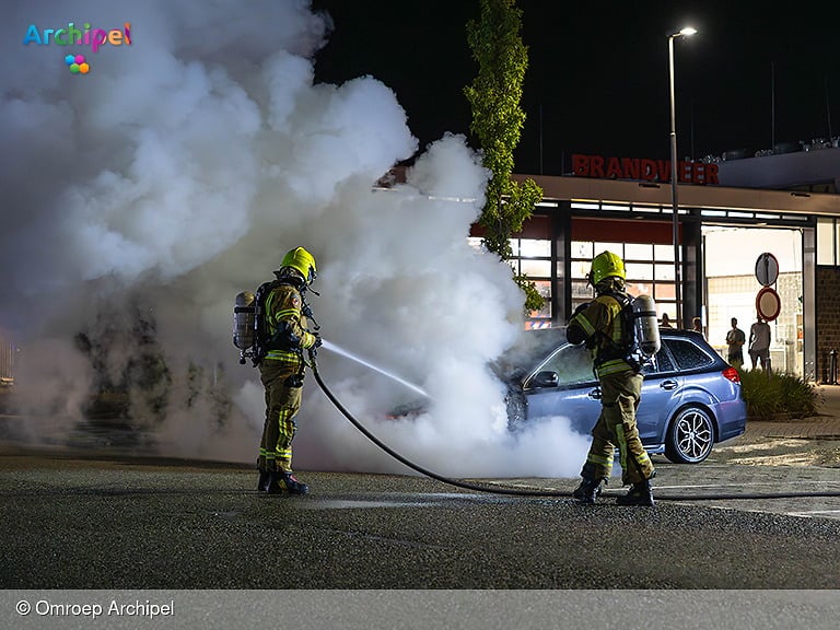 Auto uitgebrand tegenover brandweerkazerne