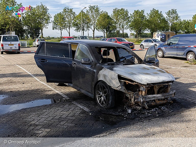 Auto uitgebrand tegenover brandweerkazerne