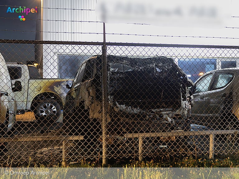 Auto volledig uitgebrand, drie andere voertuigen beschadigd