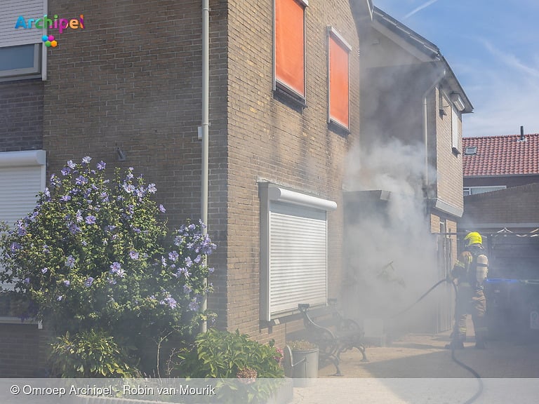 Korte uitslaande brand bij woning in Dirksland