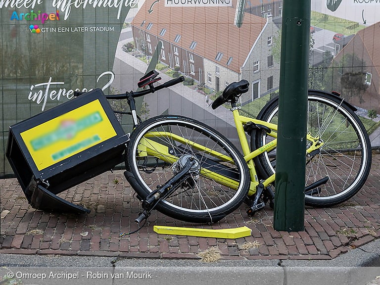 Maaltijdbezorger op de fiets gewond na aanrijding