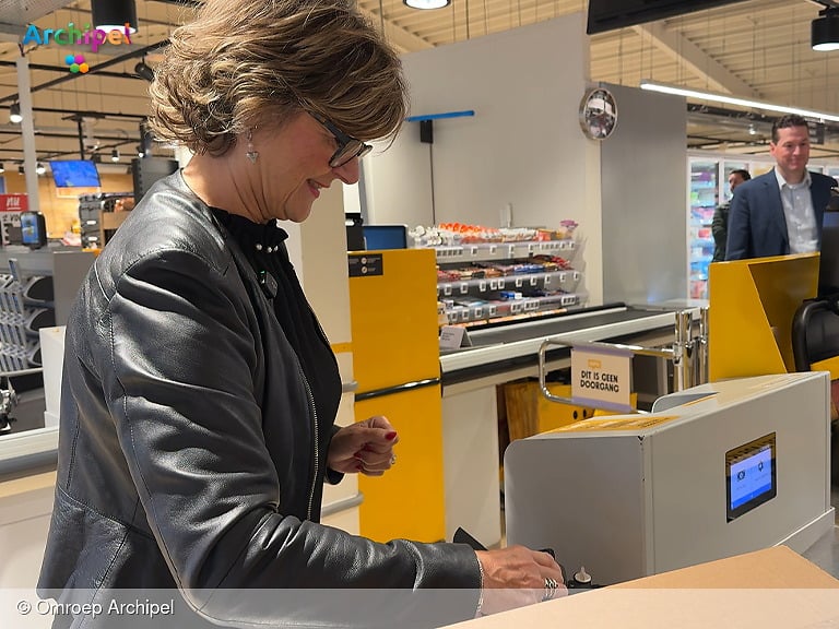Noodpakketten vliegen over de toonbank