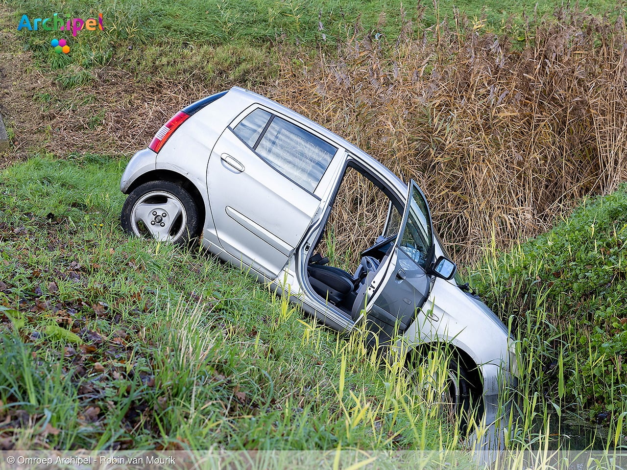 Auto belandt in sloot na uitwijkmanoeuvre