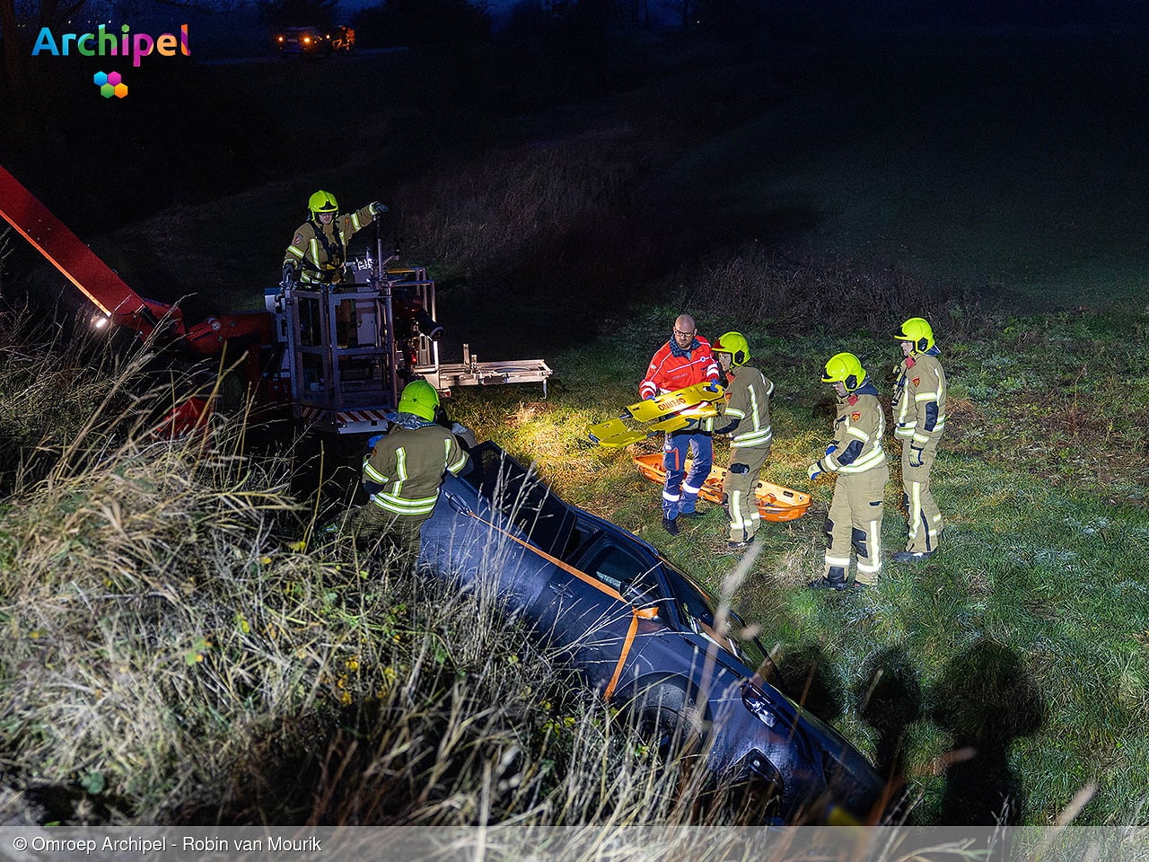 Automobilist rijdt van vernieuwde Oudelandsedijk bij Sommelsdijk