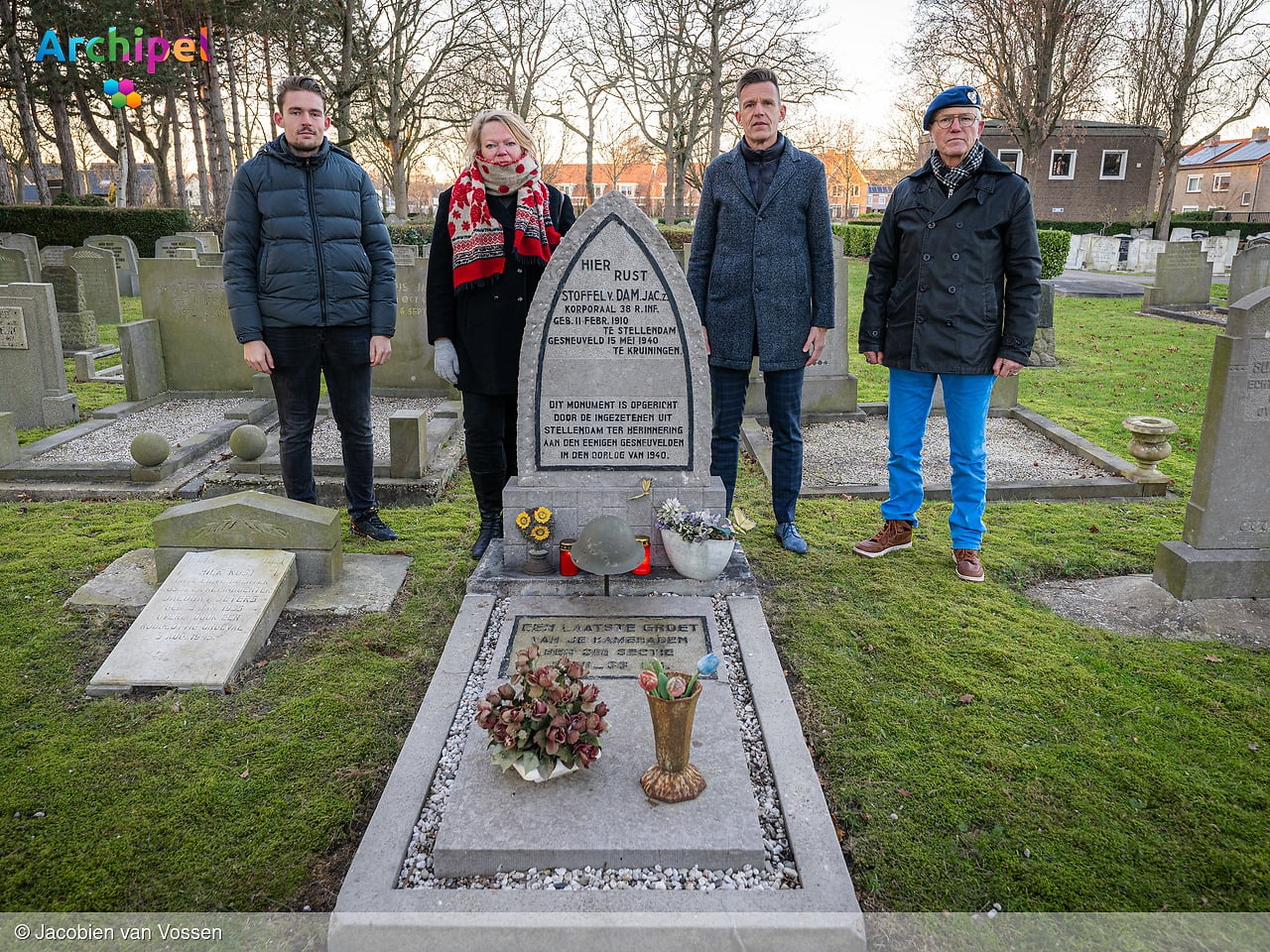 Wethouder Markwat ontsteekt lichtjes op oorlogsgraven Stellendam