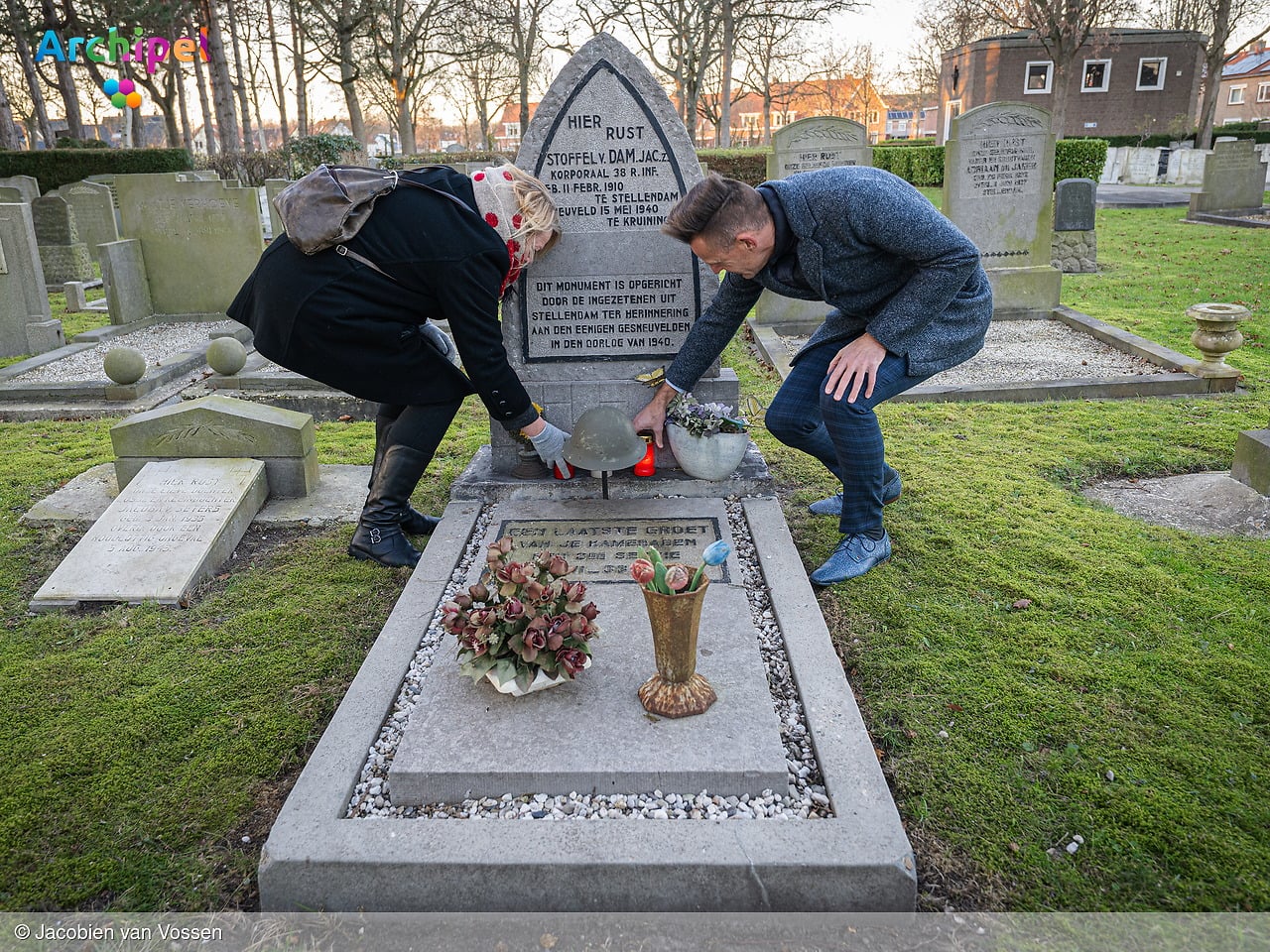 Wethouder Markwat ontsteekt lichtjes op oorlogsgraven Stellendam