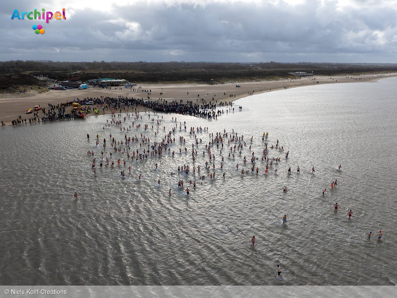 Nieuwjaarsduik Ouddorp trekt 500 deelnemers