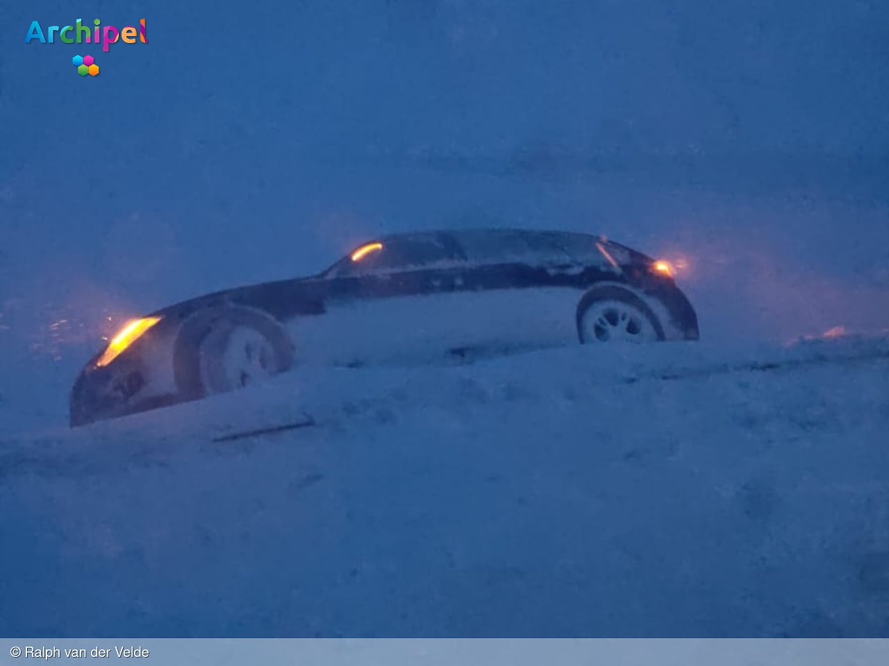Boer redt automobilisten uit de sneeuw